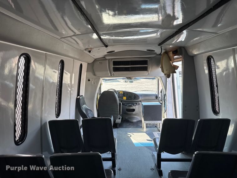 image for item NU9689 2007 Ford E350 Super Duty shuttle bus