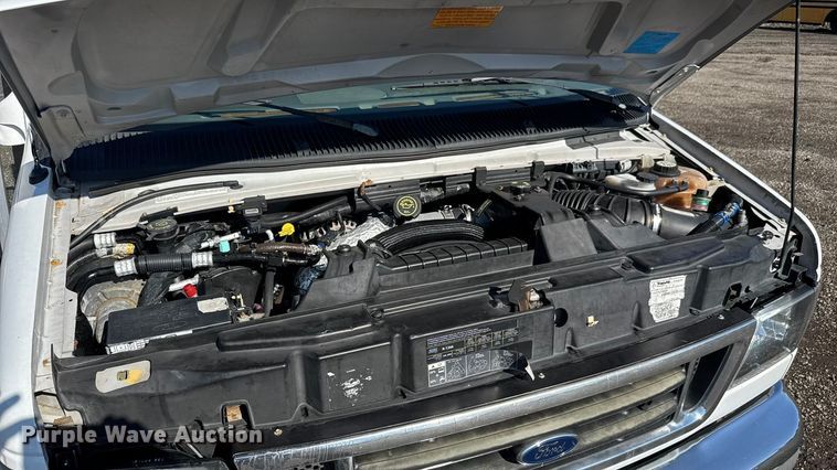 image for item NU9689 2007 Ford E350 Super Duty shuttle bus