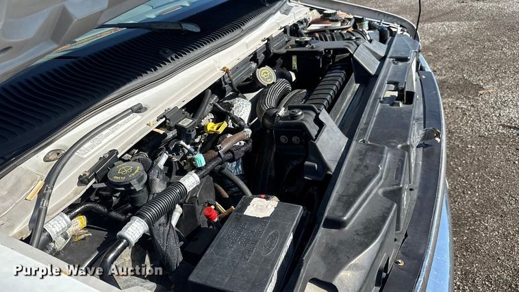 image for item NU9689 2007 Ford E350 Super Duty shuttle bus