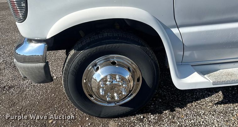 image for item NU9689 2007 Ford E350 Super Duty shuttle bus