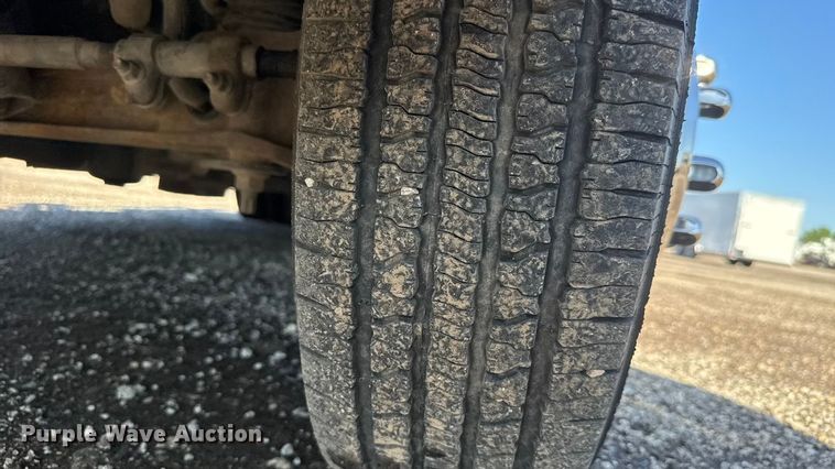 image for item NU9689 2007 Ford E350 Super Duty shuttle bus