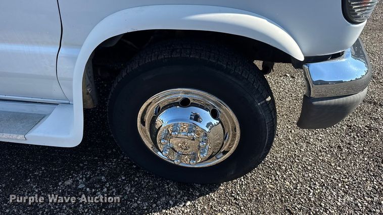 image for item NU9689 2007 Ford E350 Super Duty shuttle bus