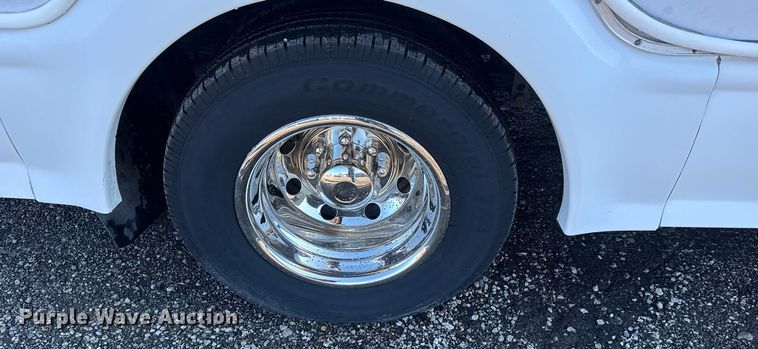 image for item NU9689 2007 Ford E350 Super Duty shuttle bus