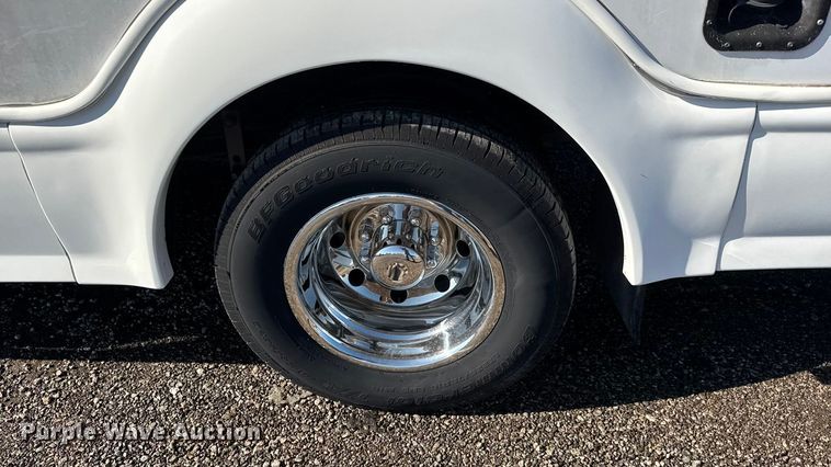 image for item NU9689 2007 Ford E350 Super Duty shuttle bus