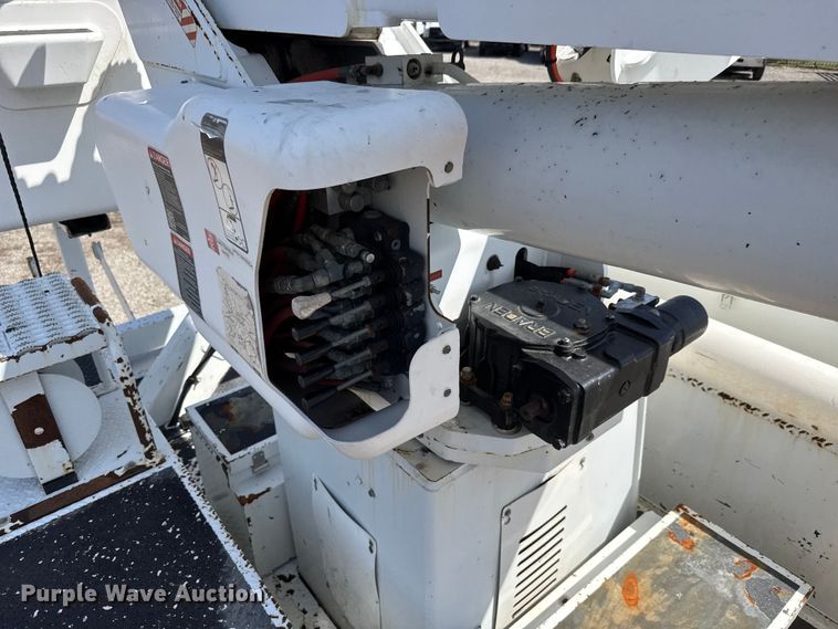 image for item NU9694 2014 Freightliner Business class M2  bucket truck