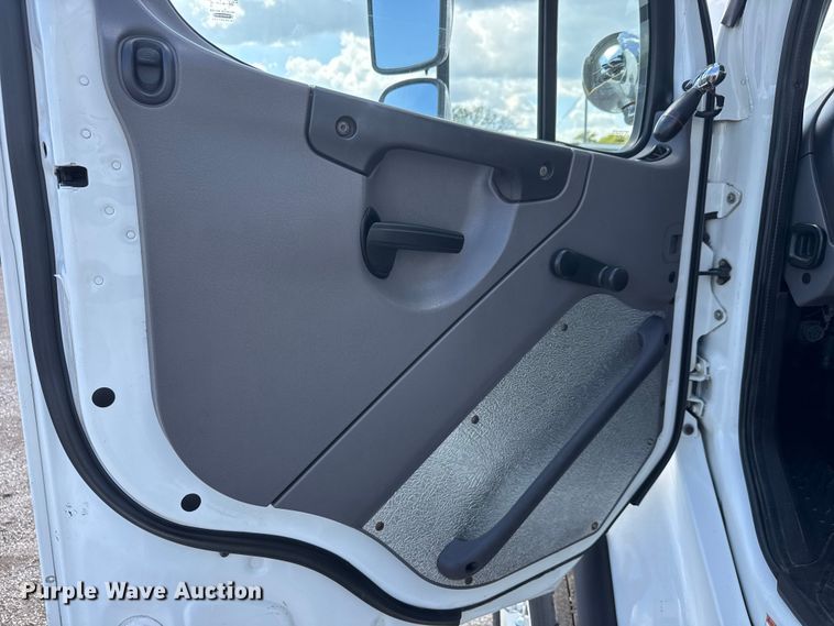 image for item NU9694 2014 Freightliner Business class M2  bucket truck