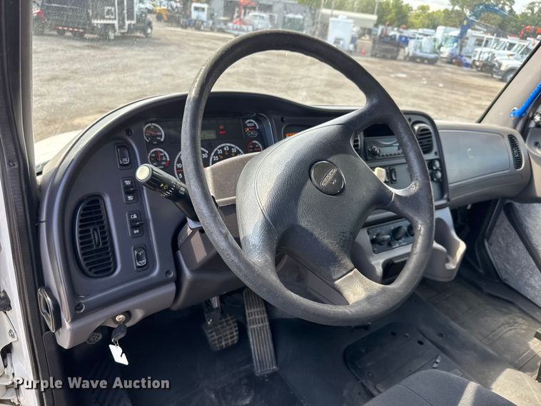 image for item NU9694 2014 Freightliner Business class M2  bucket truck