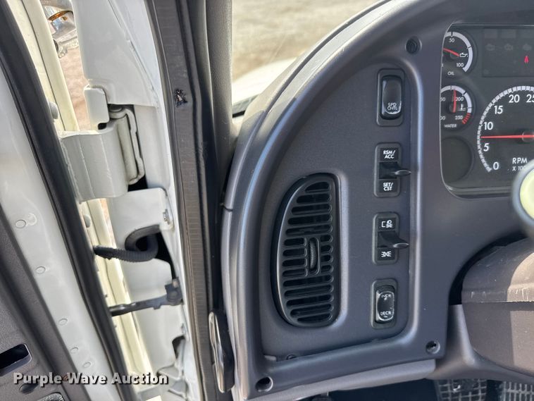 image for item NU9694 2014 Freightliner Business class M2  bucket truck