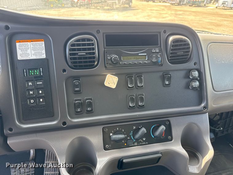 image for item NU9694 2014 Freightliner Business class M2  bucket truck