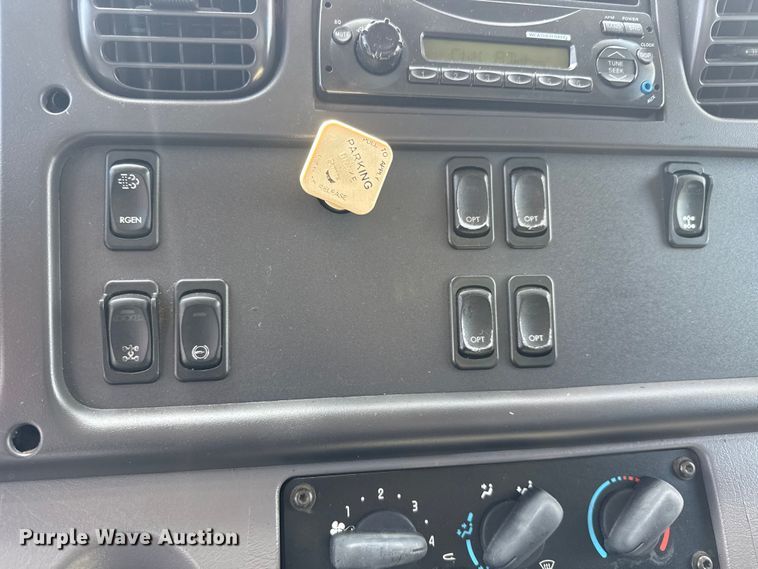 image for item NU9694 2014 Freightliner Business class M2  bucket truck