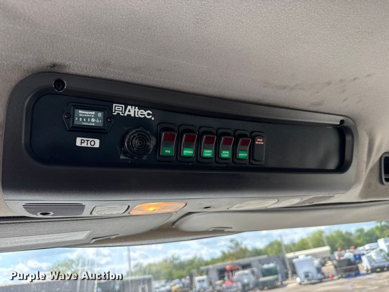 image for item NU9694 2014 Freightliner Business class M2  bucket truck