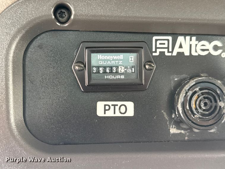 image for item NU9694 2014 Freightliner Business class M2  bucket truck