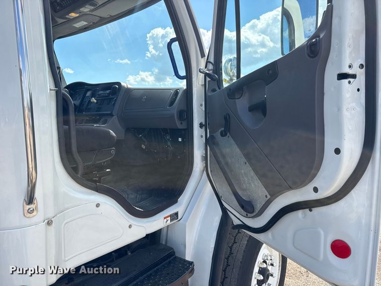 image for item NU9694 2014 Freightliner Business class M2  bucket truck