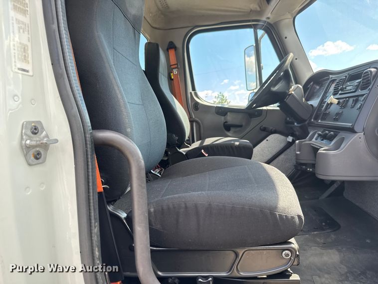 image for item NU9694 2014 Freightliner Business class M2  bucket truck