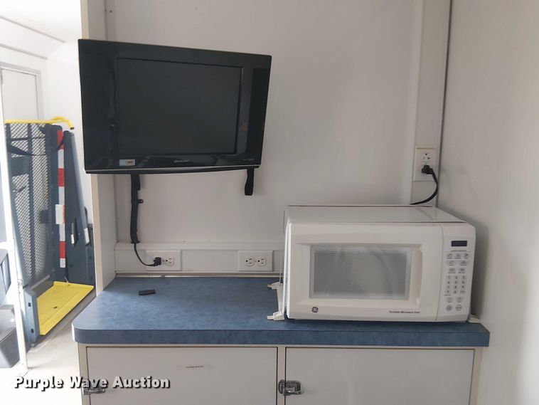 image for item NU9712 2007 GMC C5500 mobile medical unit