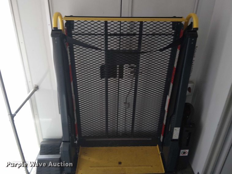 image for item NU9712 2007 GMC C5500 mobile medical unit