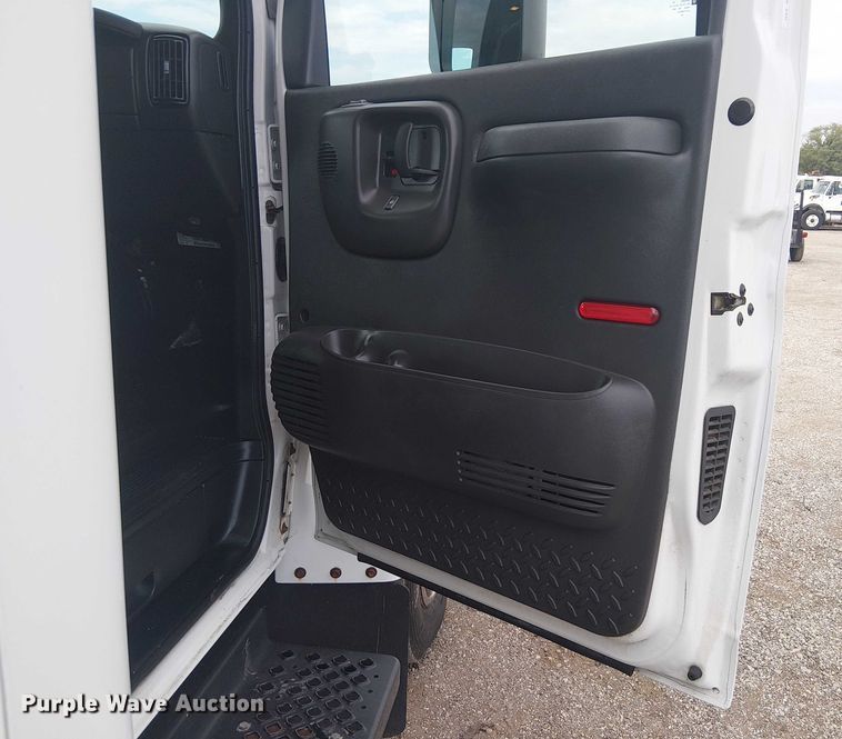 image for item NU9712 2007 GMC C5500 mobile medical unit