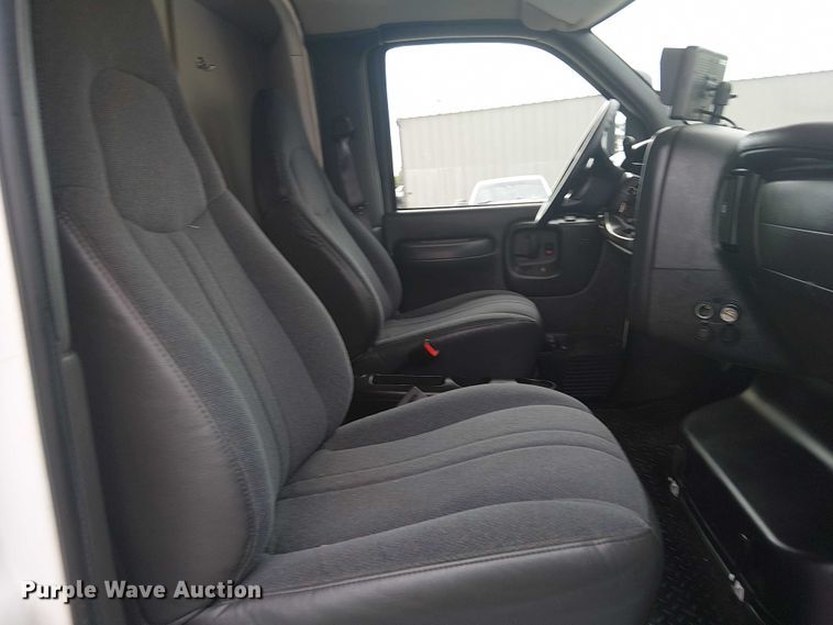 image for item NU9712 2007 GMC C5500 mobile medical unit