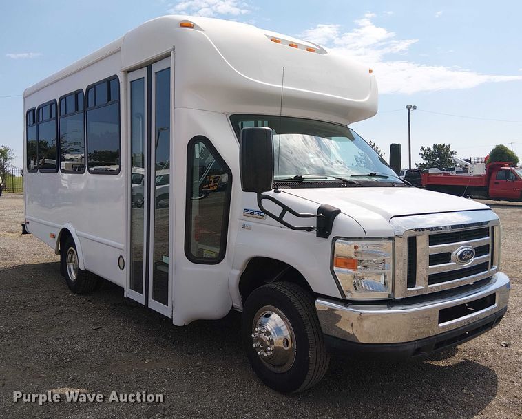 image for item NU9714 2015 Ford E350 Super Duty shuttle bus