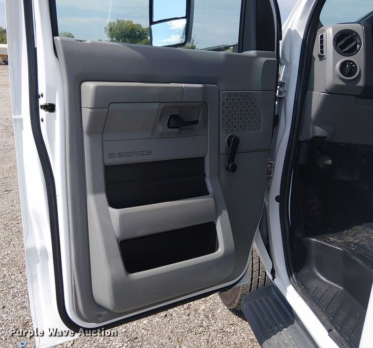 image for item NU9714 2015 Ford E350 Super Duty shuttle bus