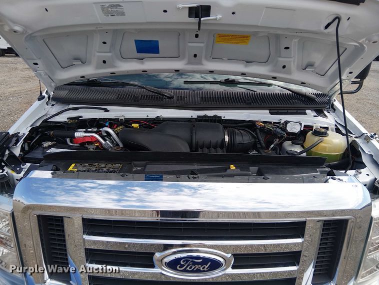 image for item NU9714 2015 Ford E350 Super Duty shuttle bus