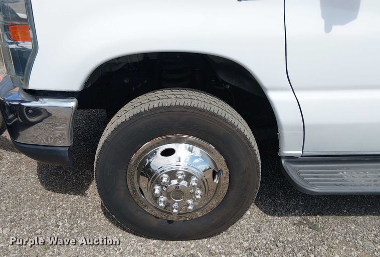 image for item NU9714 2015 Ford E350 Super Duty shuttle bus