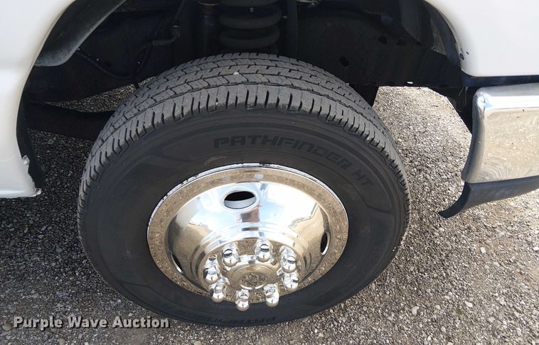 image for item NU9714 2015 Ford E350 Super Duty shuttle bus