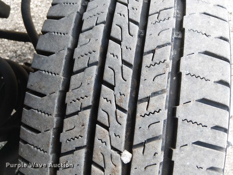 image for item NU9714 2015 Ford E350 Super Duty shuttle bus