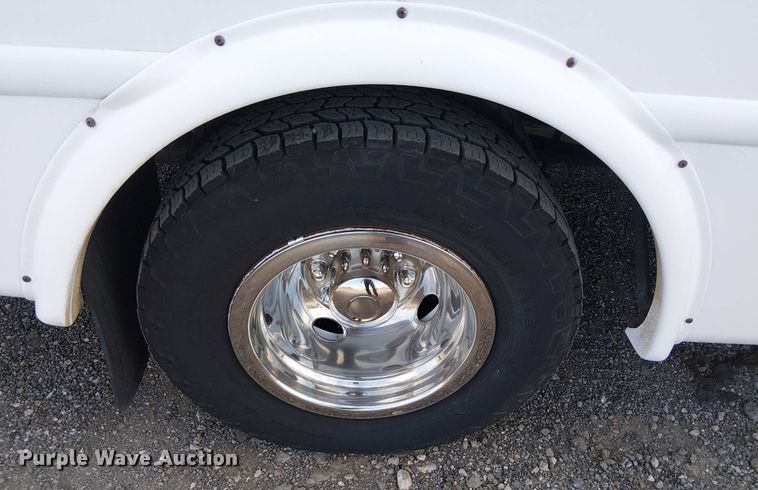 image for item NU9714 2015 Ford E350 Super Duty shuttle bus