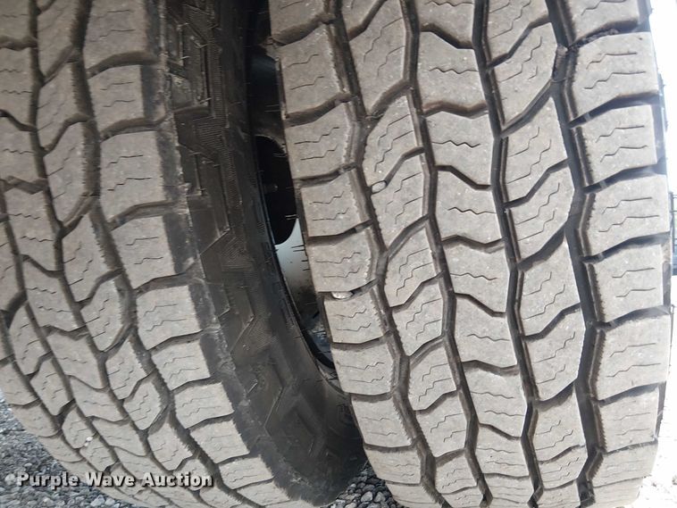 image for item NU9714 2015 Ford E350 Super Duty shuttle bus