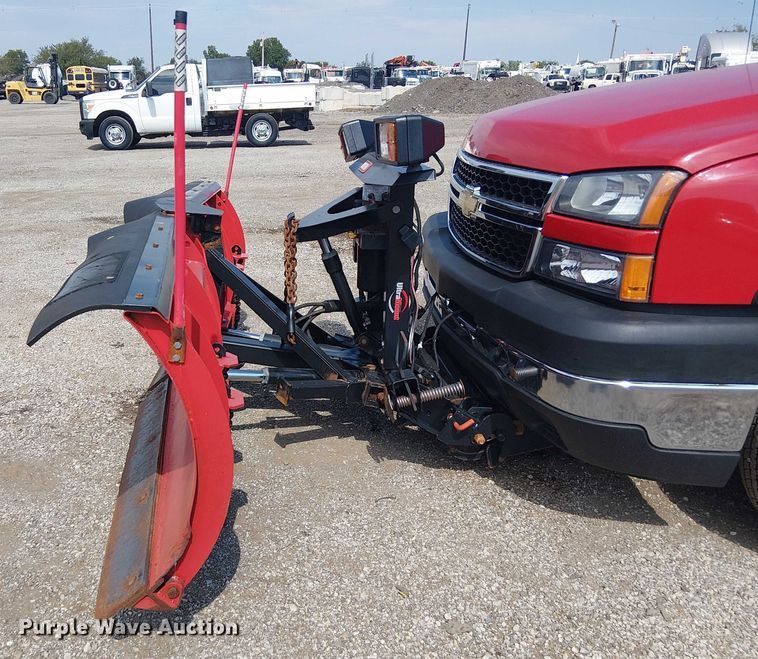 image for item NU9715 2006 Chevrolet Silverado 3500 dump bed pickup truck