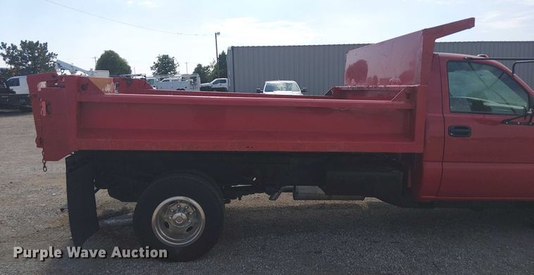 image for item NU9715 2006 Chevrolet Silverado 3500 dump bed pickup truck