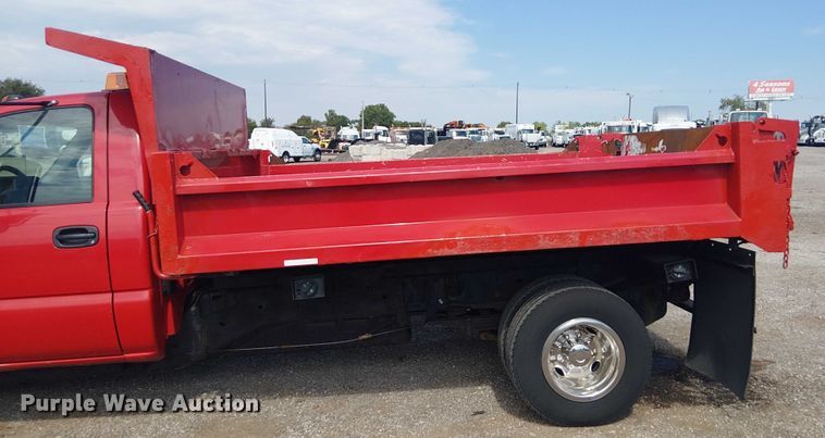 image for item NU9715 2006 Chevrolet Silverado 3500 dump bed pickup truck