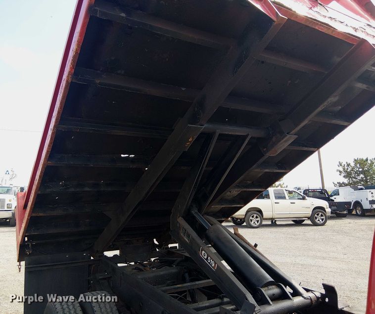 image for item NU9715 2006 Chevrolet Silverado 3500 dump bed pickup truck