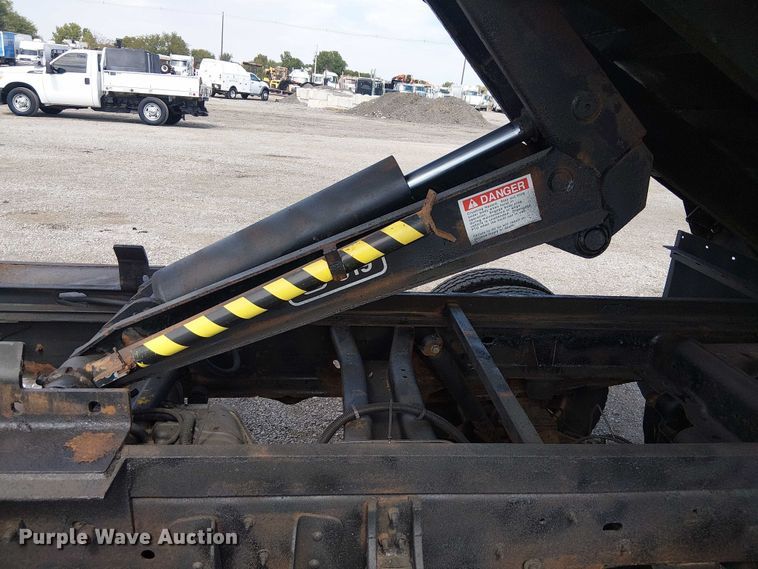 image for item NU9715 2006 Chevrolet Silverado 3500 dump bed pickup truck