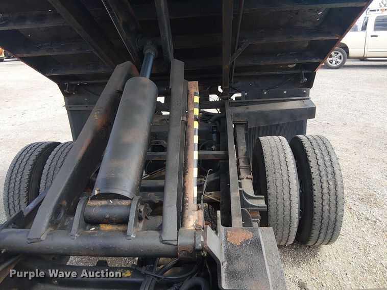 image for item NU9715 2006 Chevrolet Silverado 3500 dump bed pickup truck