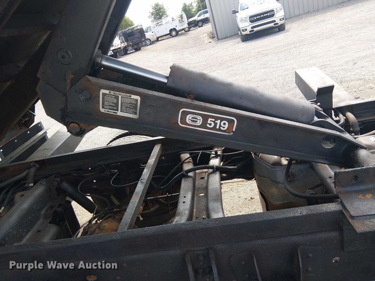 image for item NU9715 2006 Chevrolet Silverado 3500 dump bed pickup truck