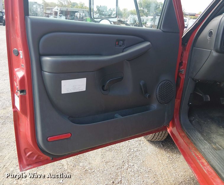 image for item NU9715 2006 Chevrolet Silverado 3500 dump bed pickup truck