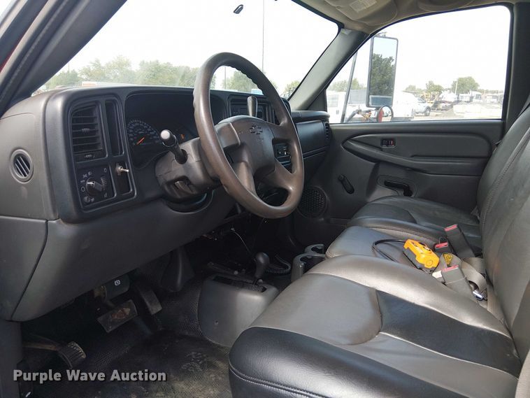 image for item NU9715 2006 Chevrolet Silverado 3500 dump bed pickup truck