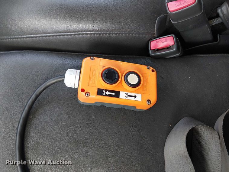 image for item NU9715 2006 Chevrolet Silverado 3500 dump bed pickup truck