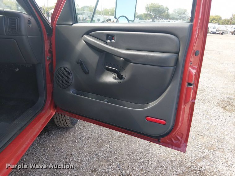 image for item NU9715 2006 Chevrolet Silverado 3500 dump bed pickup truck