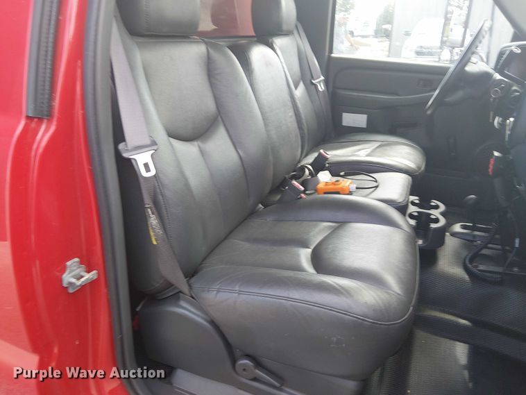 image for item NU9715 2006 Chevrolet Silverado 3500 dump bed pickup truck