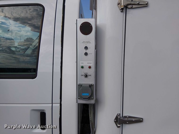 image for item NU9721 2018 Ford E450 Super Duty delivery truck