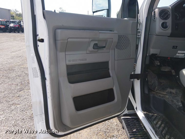 image for item NU9721 2018 Ford E450 Super Duty delivery truck