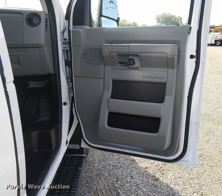 image for item NU9721 2018 Ford E450 Super Duty delivery truck