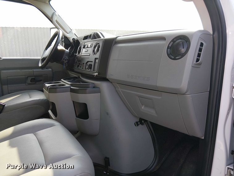 image for item NU9721 2018 Ford E450 Super Duty delivery truck