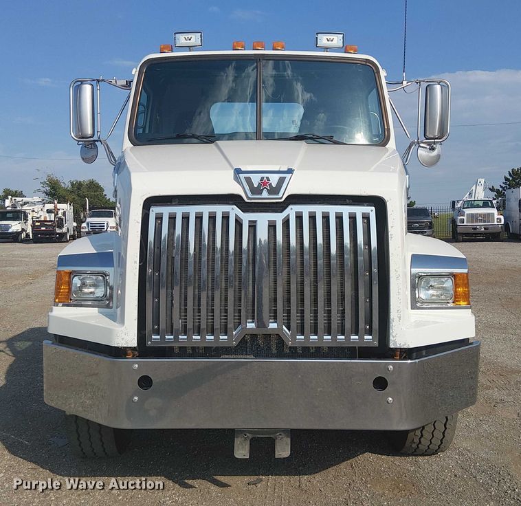 image for item NU9722 2019 Western Star 4700 flatbed truck