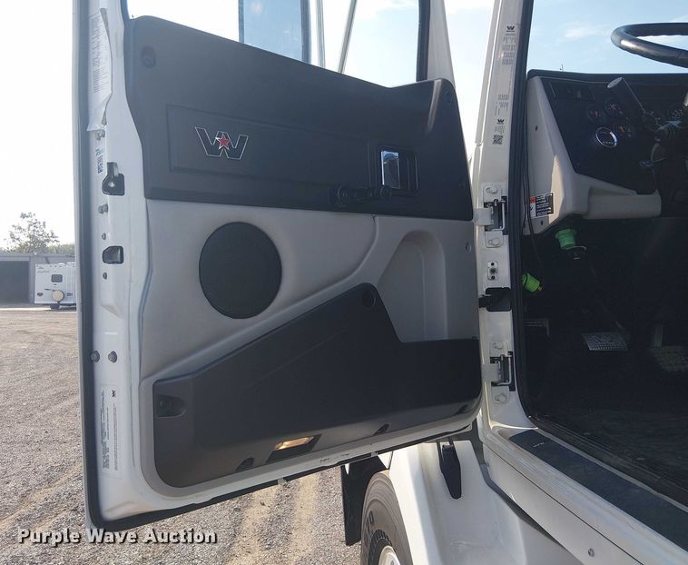 image for item NU9722 2019 Western Star 4700 flatbed truck