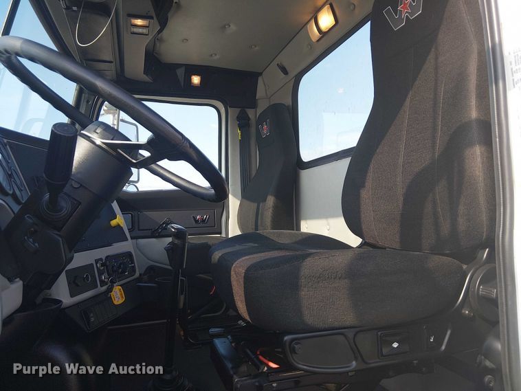 image for item NU9722 2019 Western Star 4700 flatbed truck