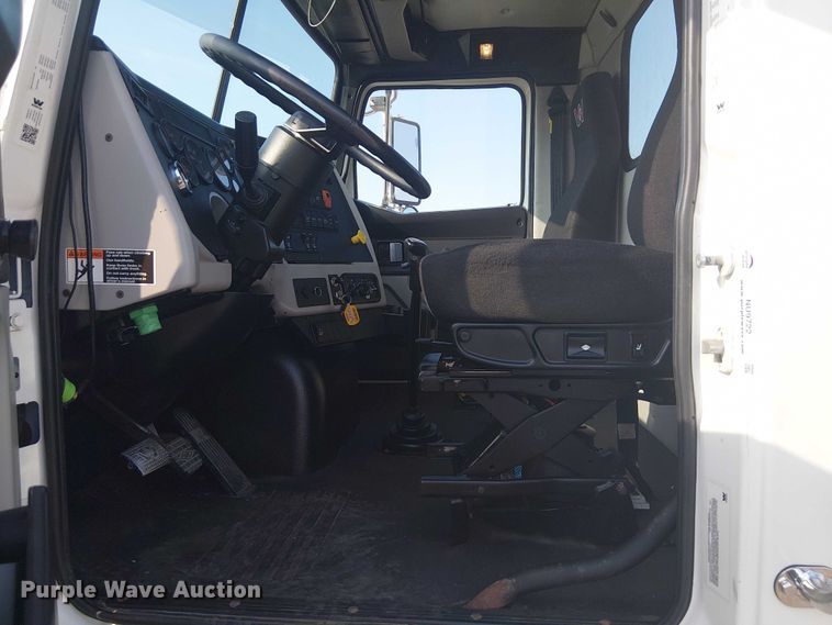 image for item NU9722 2019 Western Star 4700 flatbed truck